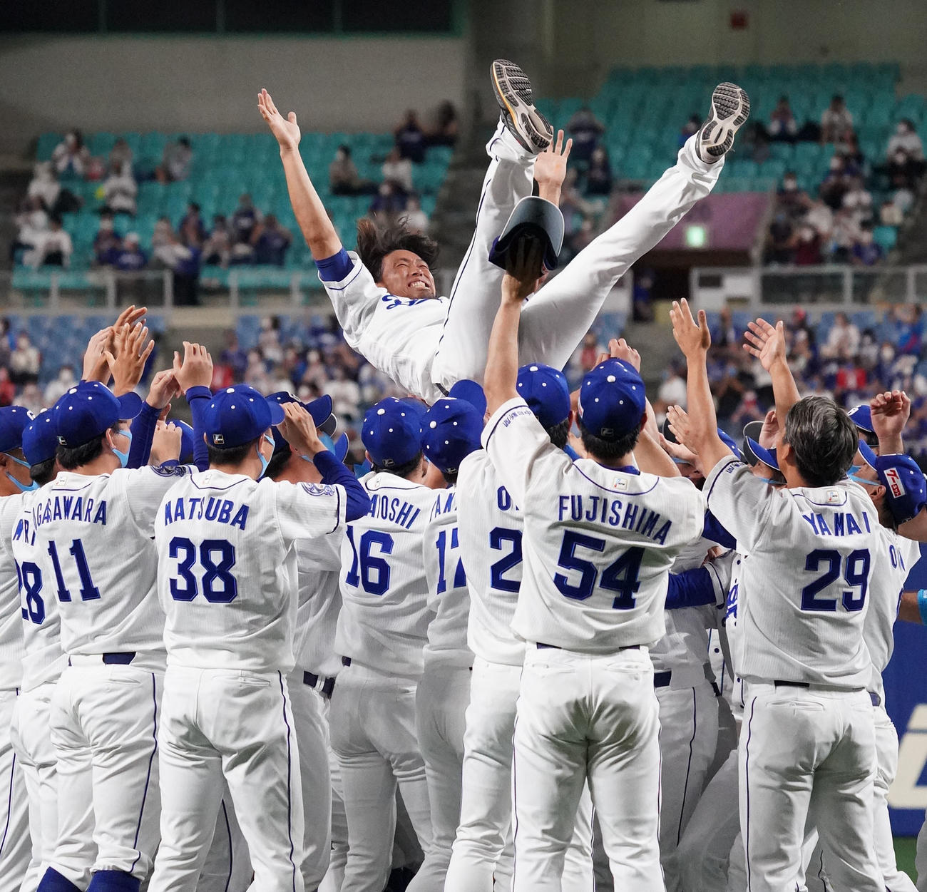 中日対ヤクルト　試合後の引退セレモニーを終え胴上げされる藤井（撮影・森本幸一）