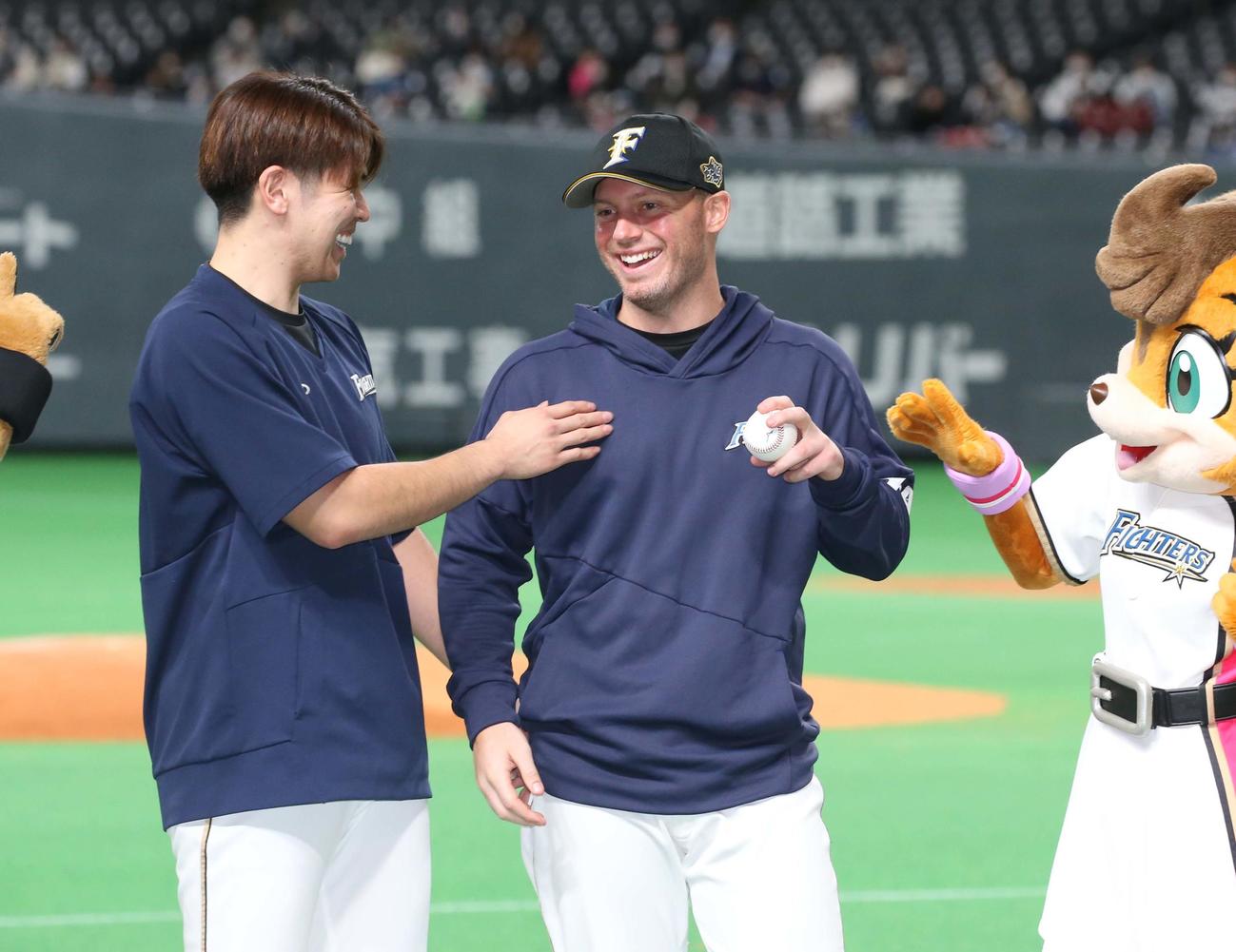 日本ハム対西武　試合後の写真撮影でウイニングボールを自らだしたアーリン「つっこみ」を入れる清水（撮影・黒川智章）