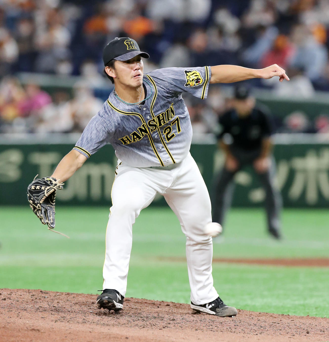 巨人対阪神　5回裏巨人無死、伊藤将は菅野の打球にグラブを出す（撮影・加藤哉）