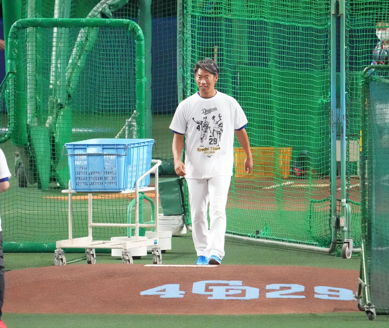 中日対ヤクルト　試合前練習、特製Tシャツを着て今日の試合のために特別デザインされたマウンドに上る山井（撮影・森本幸一）