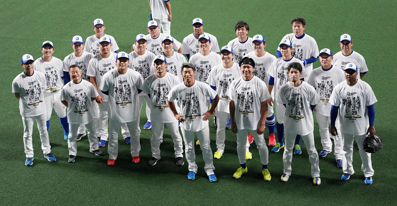 中日対ヤクルト　山井（前列中央）を中心に特製Tシャツを着て記念撮影に収まる中日投手陣（撮影・森本幸一）