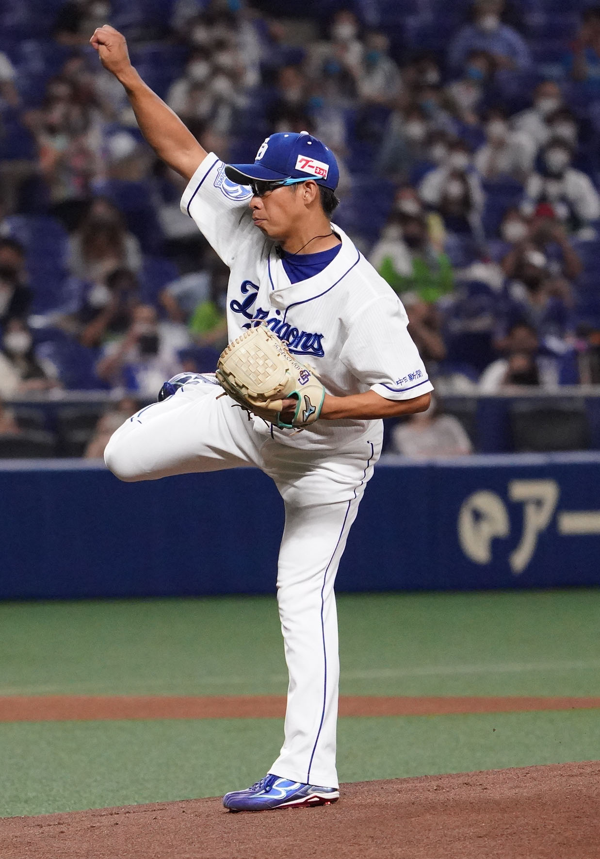 中日対ヤクルト　1回表、引退登板で投じる中日山井（撮影・森本幸一）