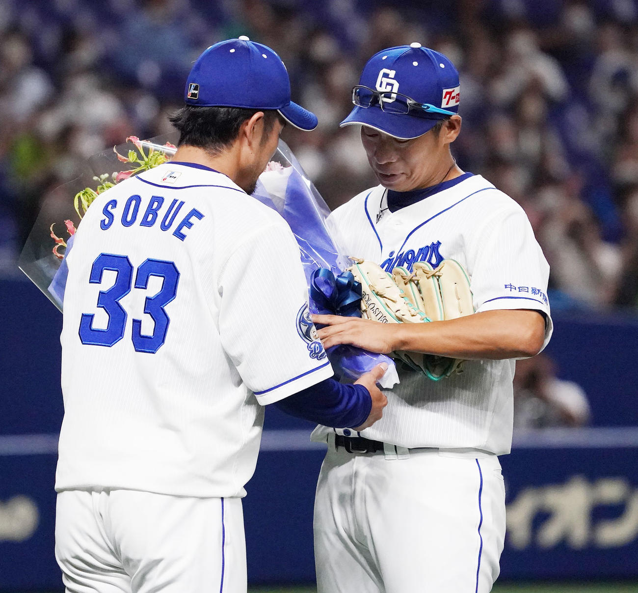 中日対ヤクルト　1回表ヤクルト無死、塩見から三振を奪いマウンドを降り祖父江から花束を受け取る山井（撮影・森本幸一）