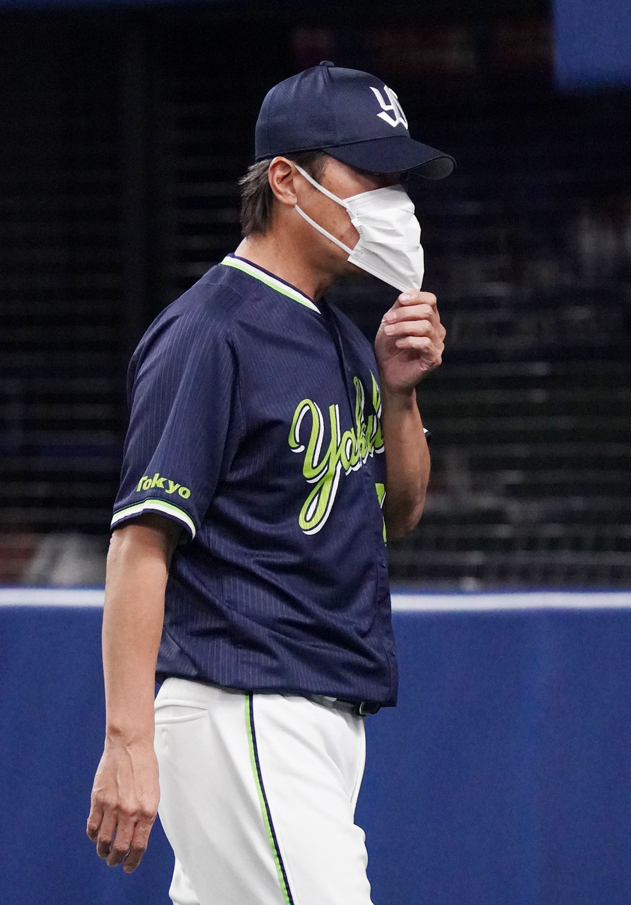 中日対ヤクルト　6回裏中日無死一塁、投手交代を告げベンチへ戻る高津監督（撮影・森本幸一）