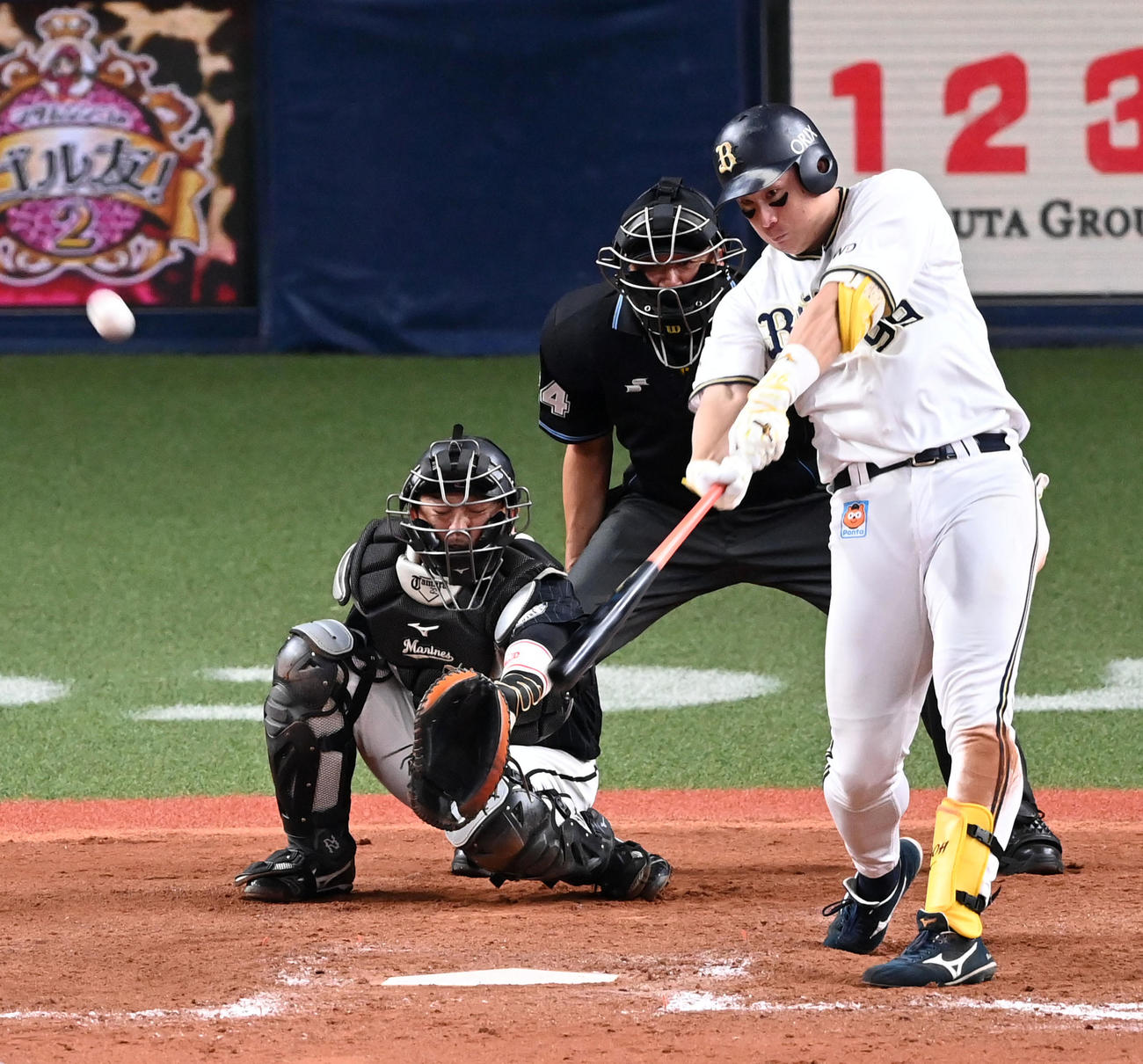 オリックス対ロッテ　9回裏オリックス2死一塁、杉本は右越え2点本塁打を放つ（撮影・前岡正明）