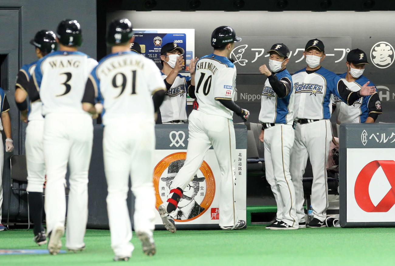 日本ハム対西武　7回裏日本ハム2死満塁、左越え満塁本塁打を放った清水（中央）を出迎える栗山監督（撮影・佐藤翔太）