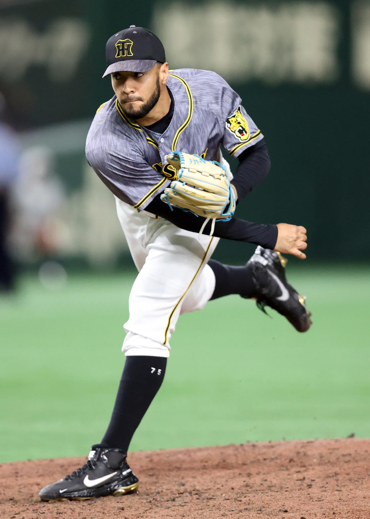 巨人対阪神　9回裏から登板するスアレス（撮影・狩俣裕三）