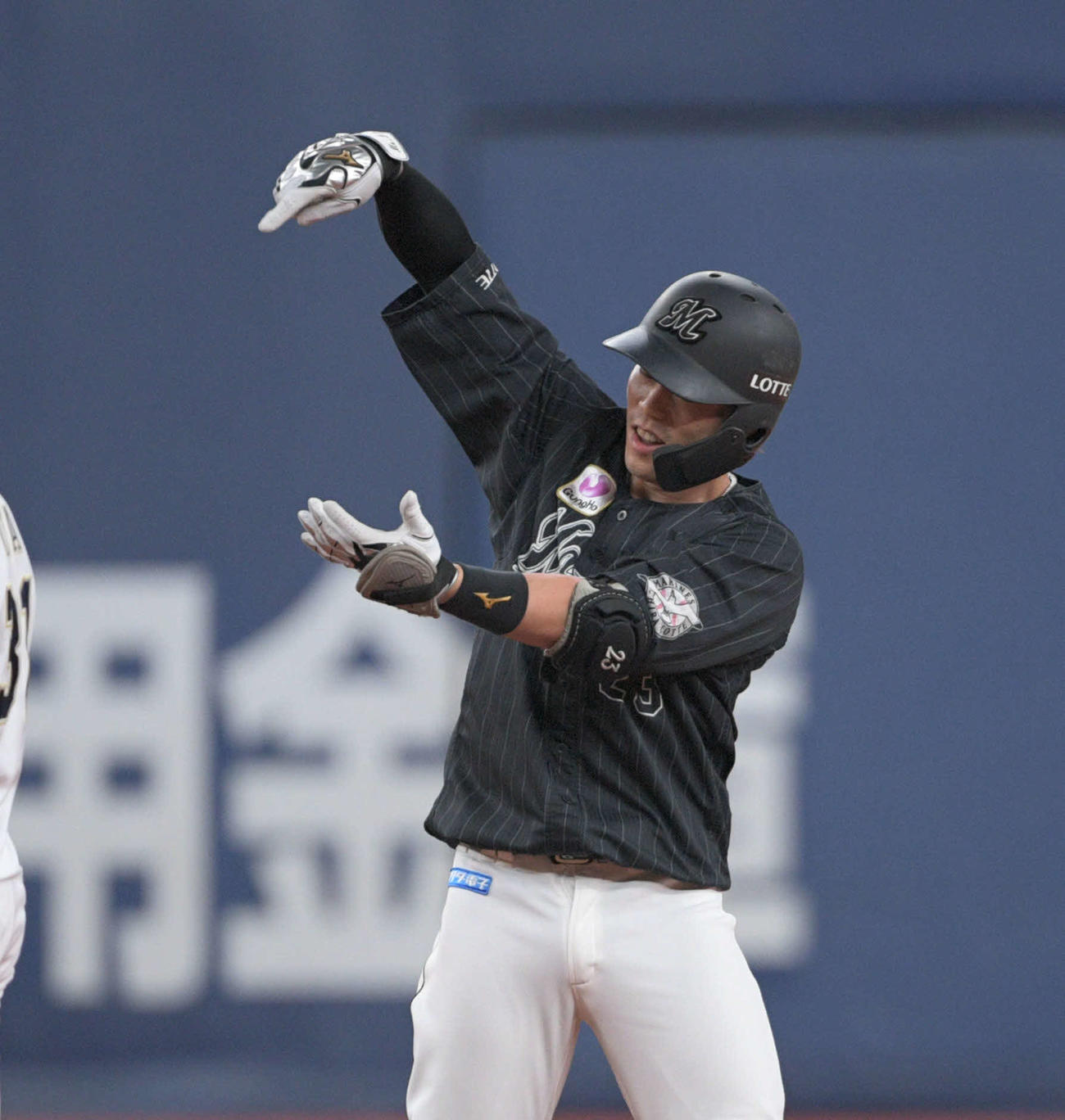 オリックス対ロッテ　9回表ロッテ無死一。二塁、三木は2点適時二塁打を放ち塁上でポーズ（撮影・渦原淳）