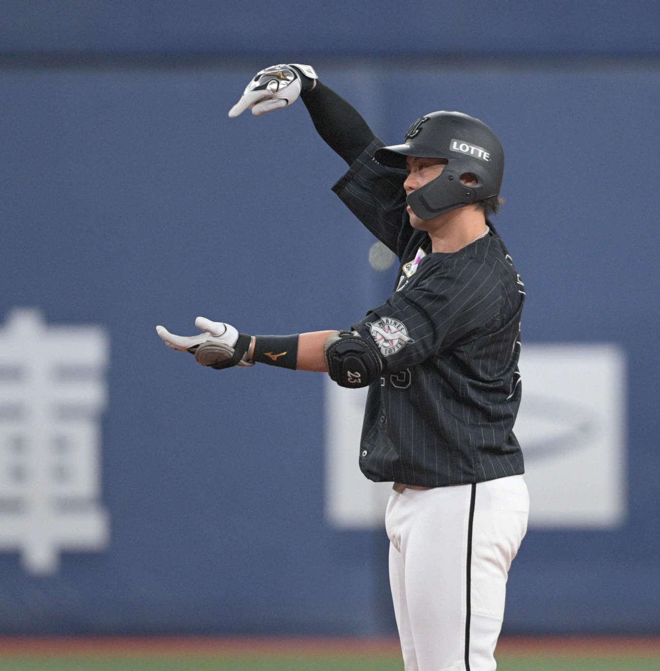 オリックス対ロッテ　9回表ロッテ無死一。二塁、三木は2点適時二塁打を放ち塁上でポーズ（撮影・渦原淳）
