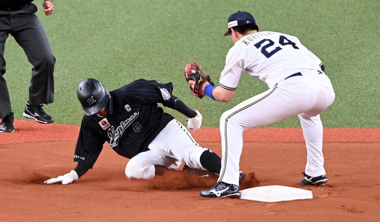 オリックス対ロッテ　6回表ロッテ1死一塁、中村奨は二塁盗塁に失敗。野手紅林（撮影・前岡正明）