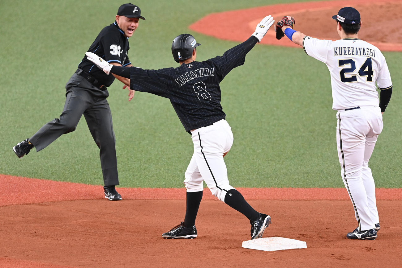 オリックス対ロッテ　6回表ロッテ1死一塁、中村奨は二塁盗塁に失敗。野手紅林（撮影・前岡正明）