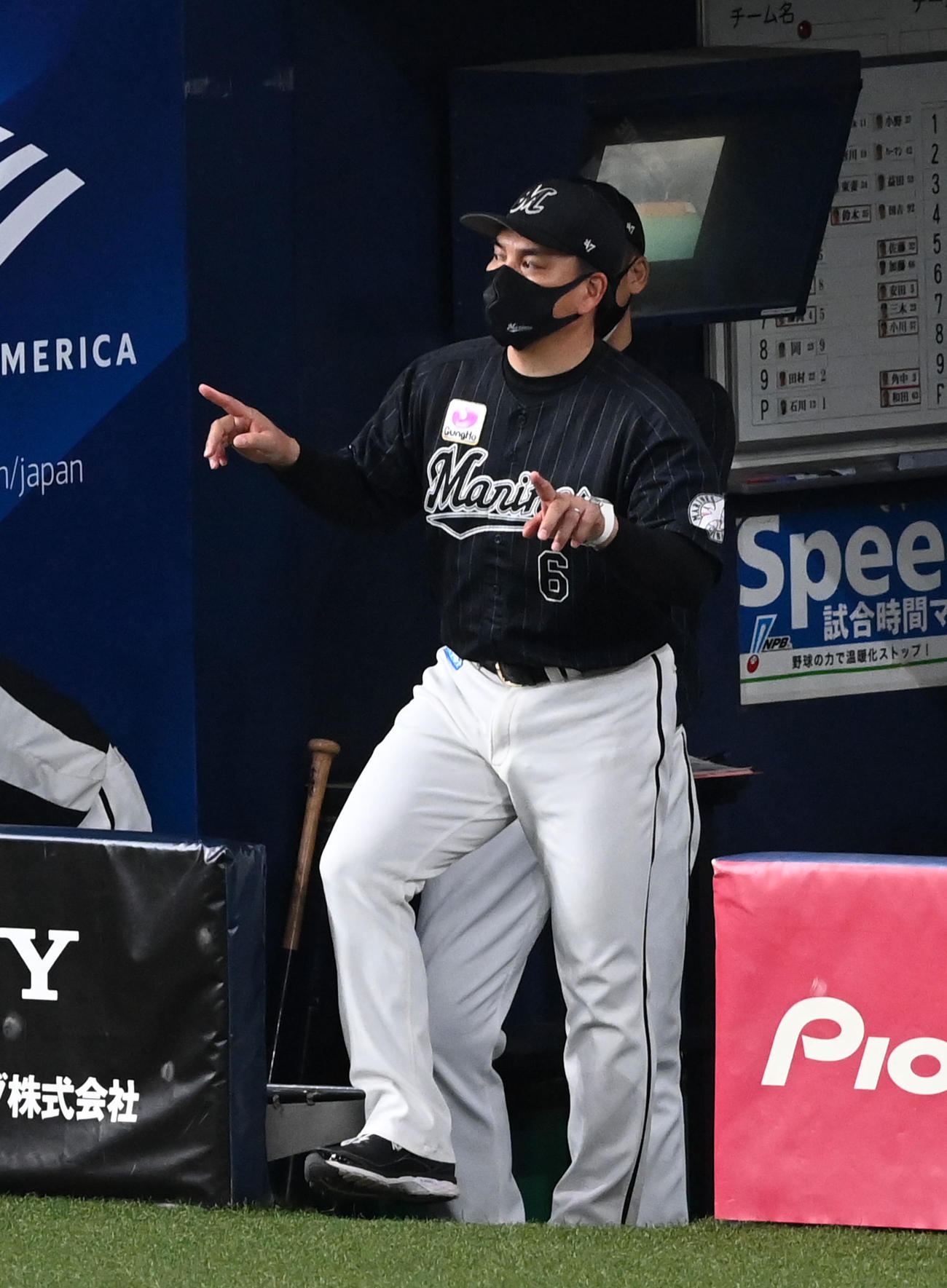 オリックス対ロッテ　6回表ロッテ1死一塁、中村奨の二塁盗塁アウトの判定にリクエストする井口監督（撮影・前岡正明）