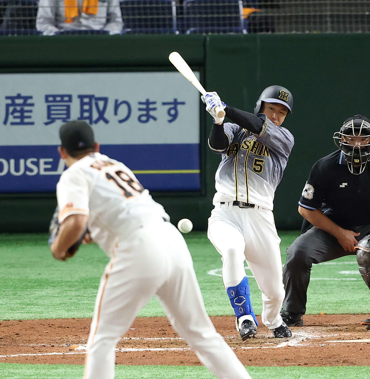 巨人対阪神　3回表阪神1死、中前打を放つ近本。投手菅野（撮影・河野匠）