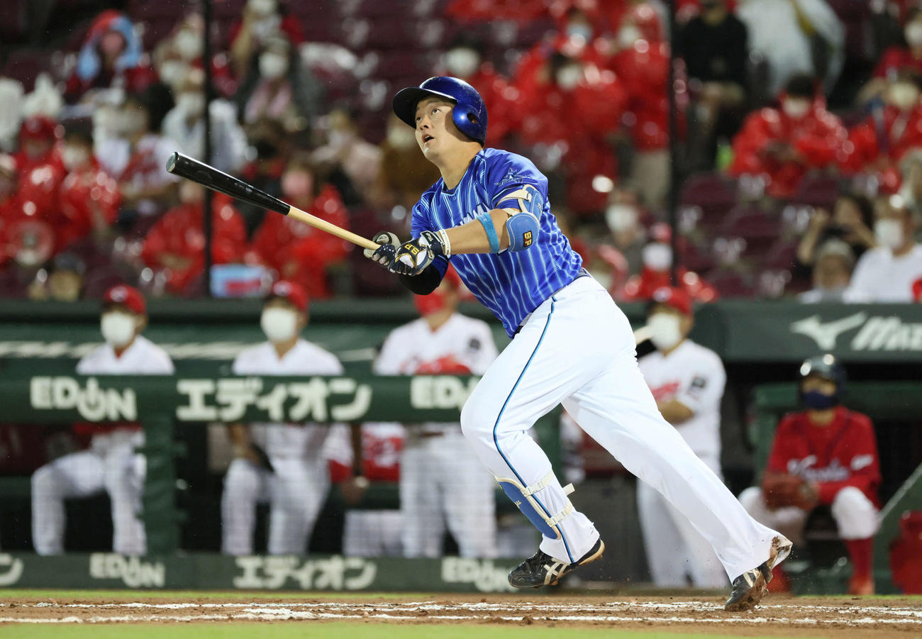 広島対DeNA 6回表DeNA2死、牧は左越え本塁打を放つ（撮影・加藤孝規）