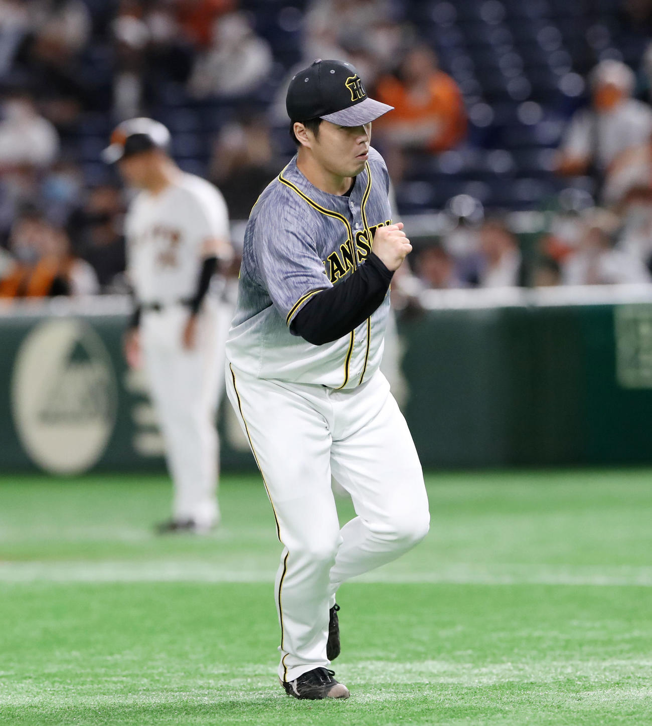 巨人対阪神　2回裏巨人2死三塁、阪神2番手で登板した馬場は坂本を三ゴロに仕留めガッツポーズを見せる（撮影・加藤哉）