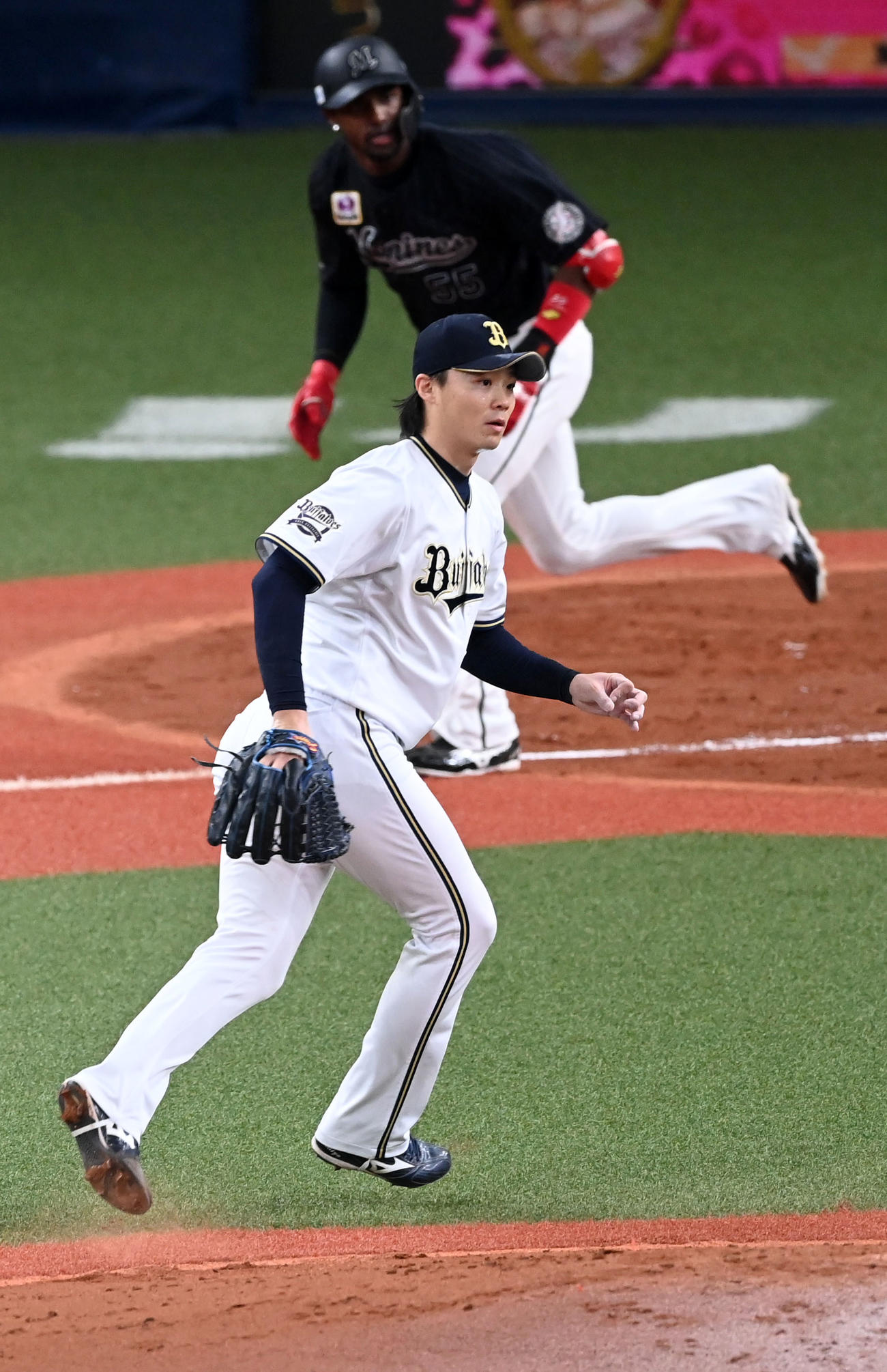 オリックス対ロッテ　3回表ロッテ2死一、二塁、エチェバリアに左前適時打を打たれた山崎福（撮影・前岡正明）