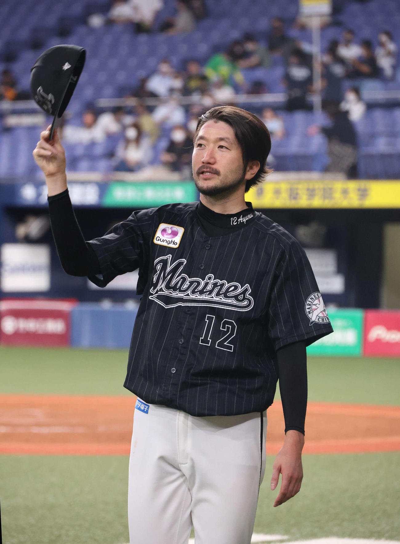 オリックス対ロッテ　ファンの声援にこたえる石川歩（撮影・渦原淳）