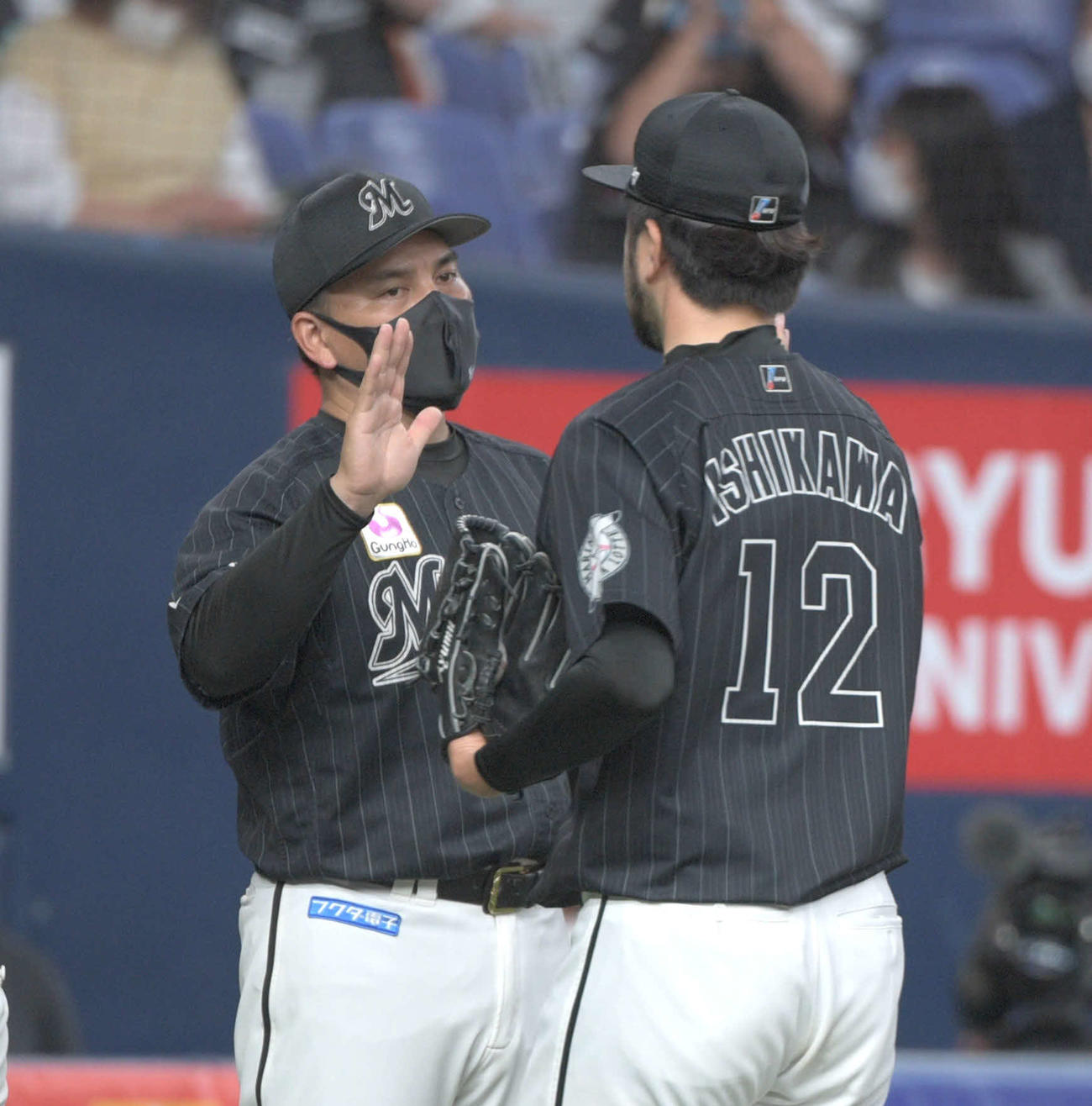 オリックス対ロッテ　完投勝利の石川を迎える井口監督（左）（撮影・渦原淳）