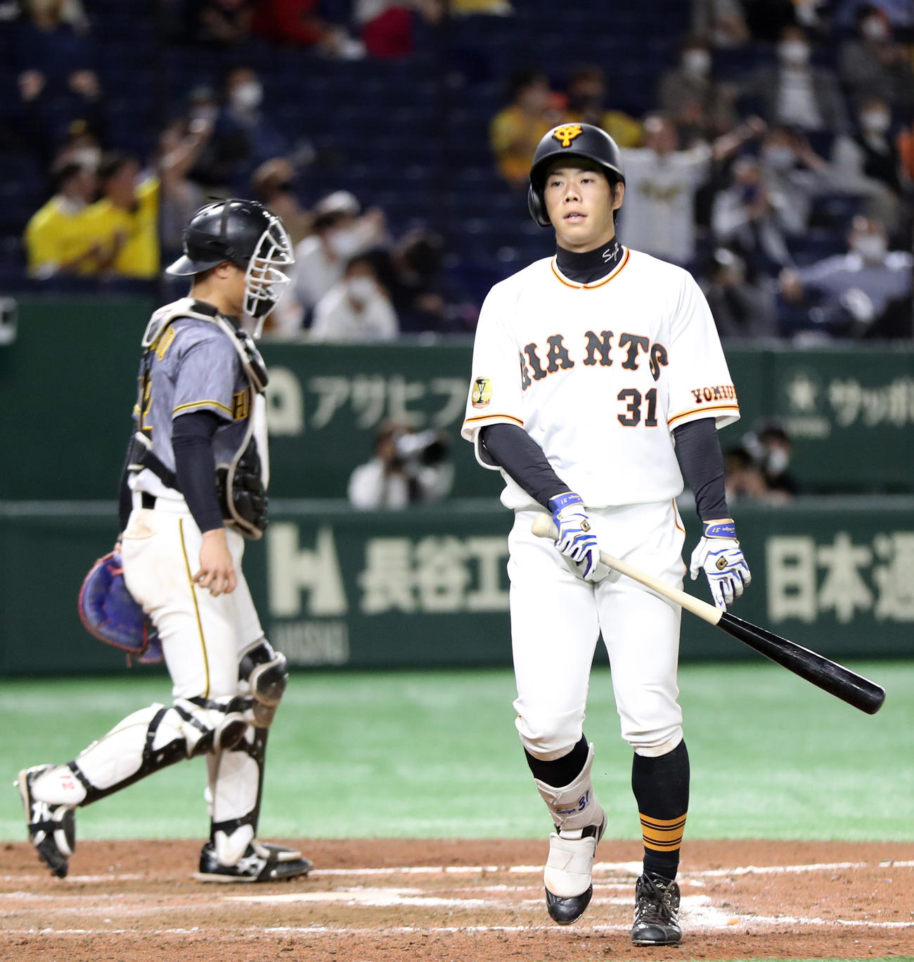 巨人対阪神　9回裏巨人2死二、三塁、空振り三振に倒れた松原。左は坂本（撮影・狩俣裕三）