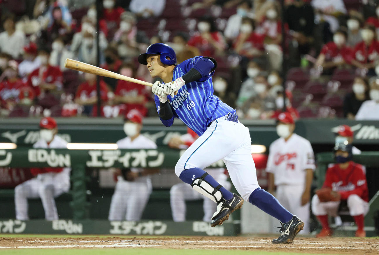 広島対DeNA 5回表DeNA1死満塁、知野は左適時打を放つ（撮影・加藤孝規）