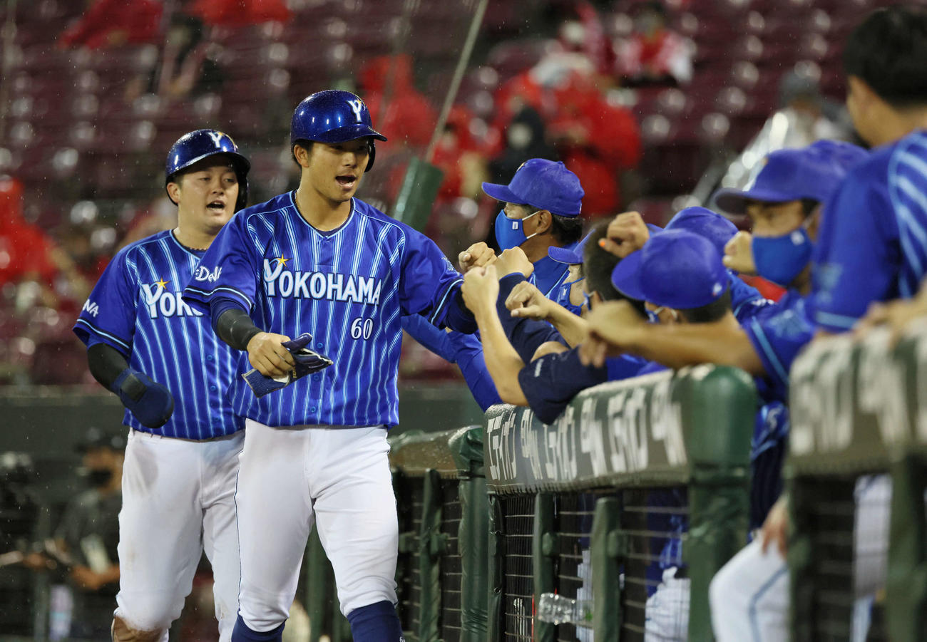 広島対DeNA 5回表DeNA2死二、三塁、宮崎の勝ち越しの中前2点適時打で知野と牧が生還（撮影・加藤孝規）