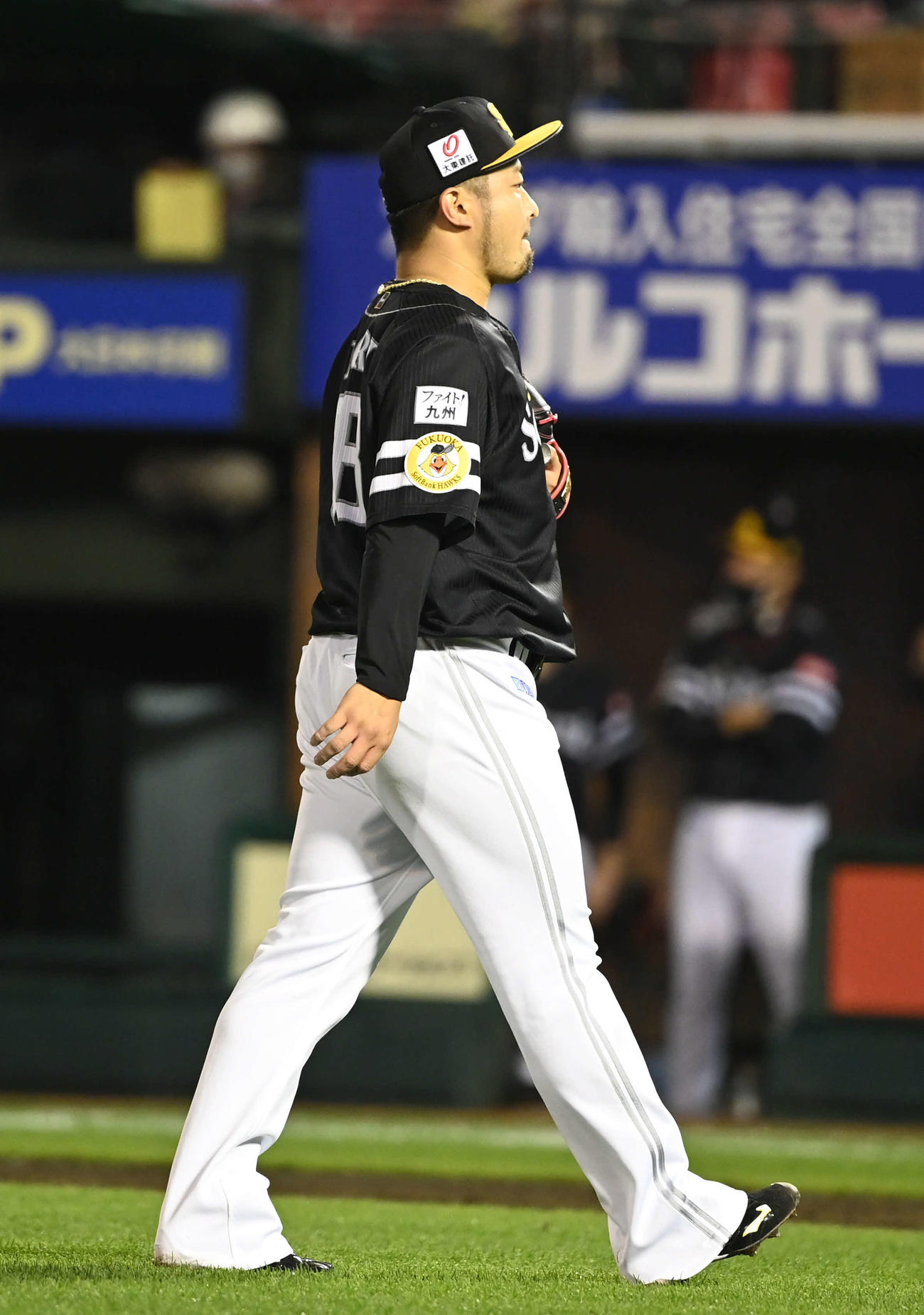 楽天対ソフトバンク　9回裏楽天1死満塁、岡島にサヨナラ適時打を許し、引き揚げる森（撮影・山崎安昭）