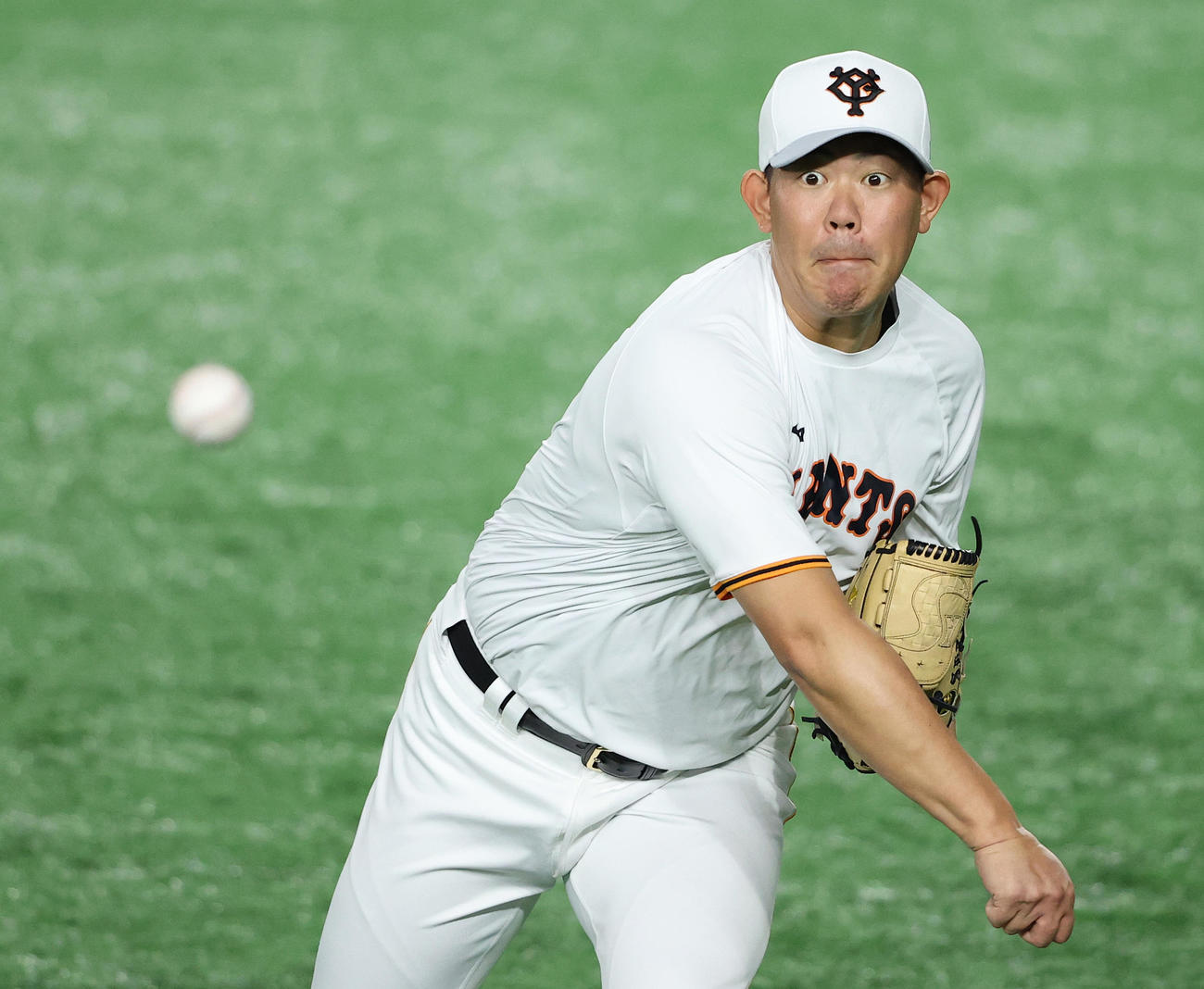 巨人対阪神　試合前、キャッチボールを行う巨人山口（2021年10月13日撮影）