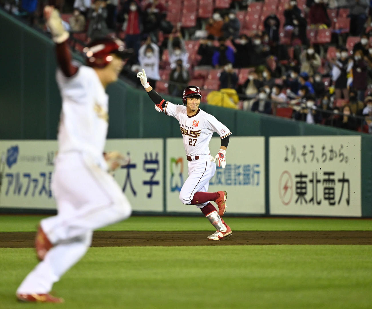 楽天対ソフトバンク　9回裏楽天1死満塁、サヨナラ適時打を放ちポーズを決める岡島（後方）（撮影・山崎安昭）