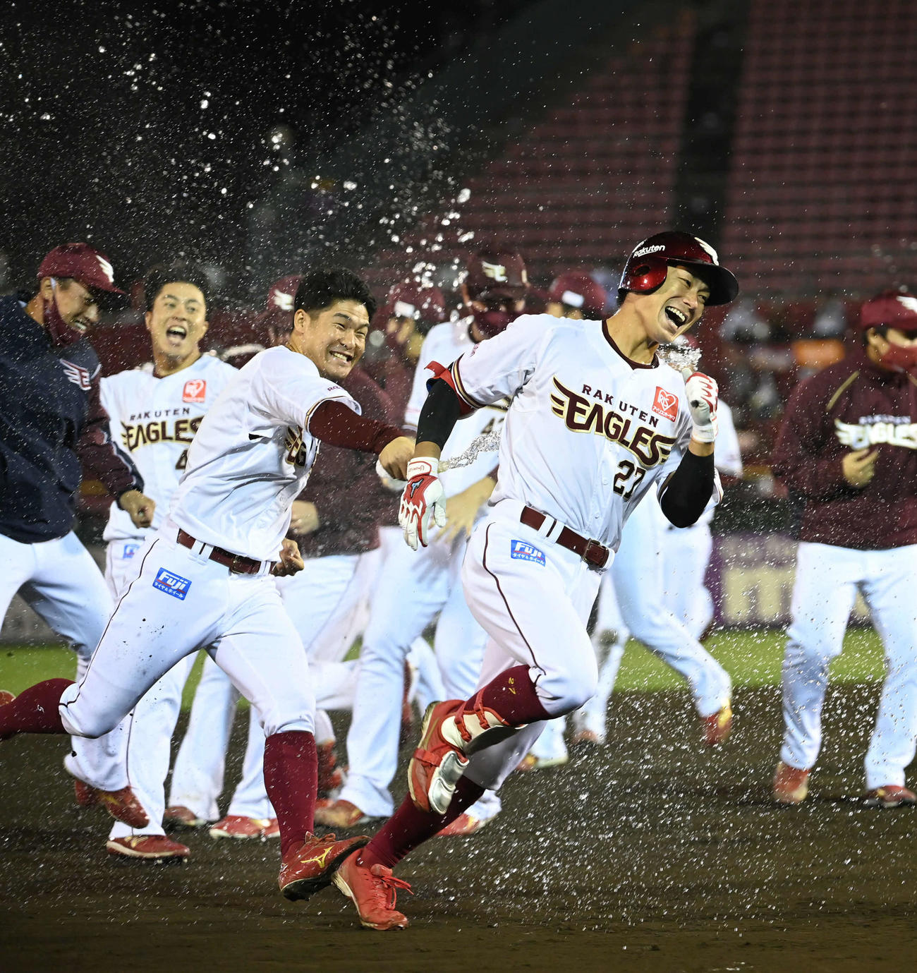楽天対ソフトバンク　9回裏楽天1死満塁、サヨナラ適時打を放った岡島（中央）は茂木（左から3人目）らチームメートに祝福の水をかけられる＝（撮影・山崎安昭）