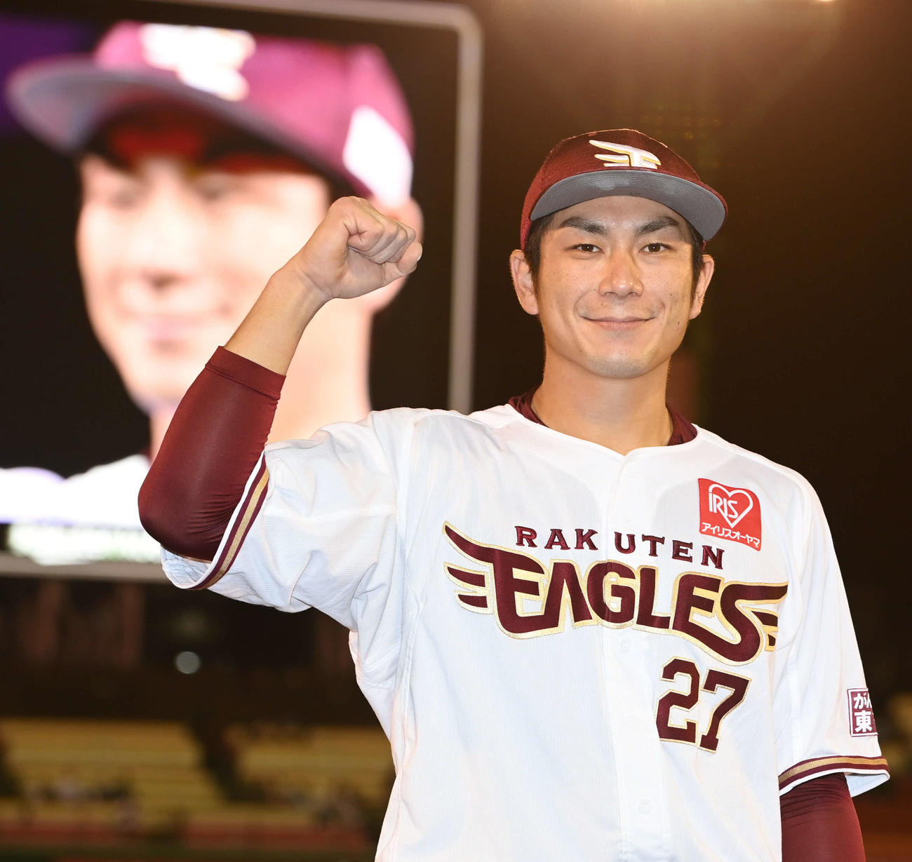 楽天対ソフトバンク　サヨナラ適時打を放った岡島はヒーローインタビューを終えてガッツポーズ（撮影・山崎安昭）