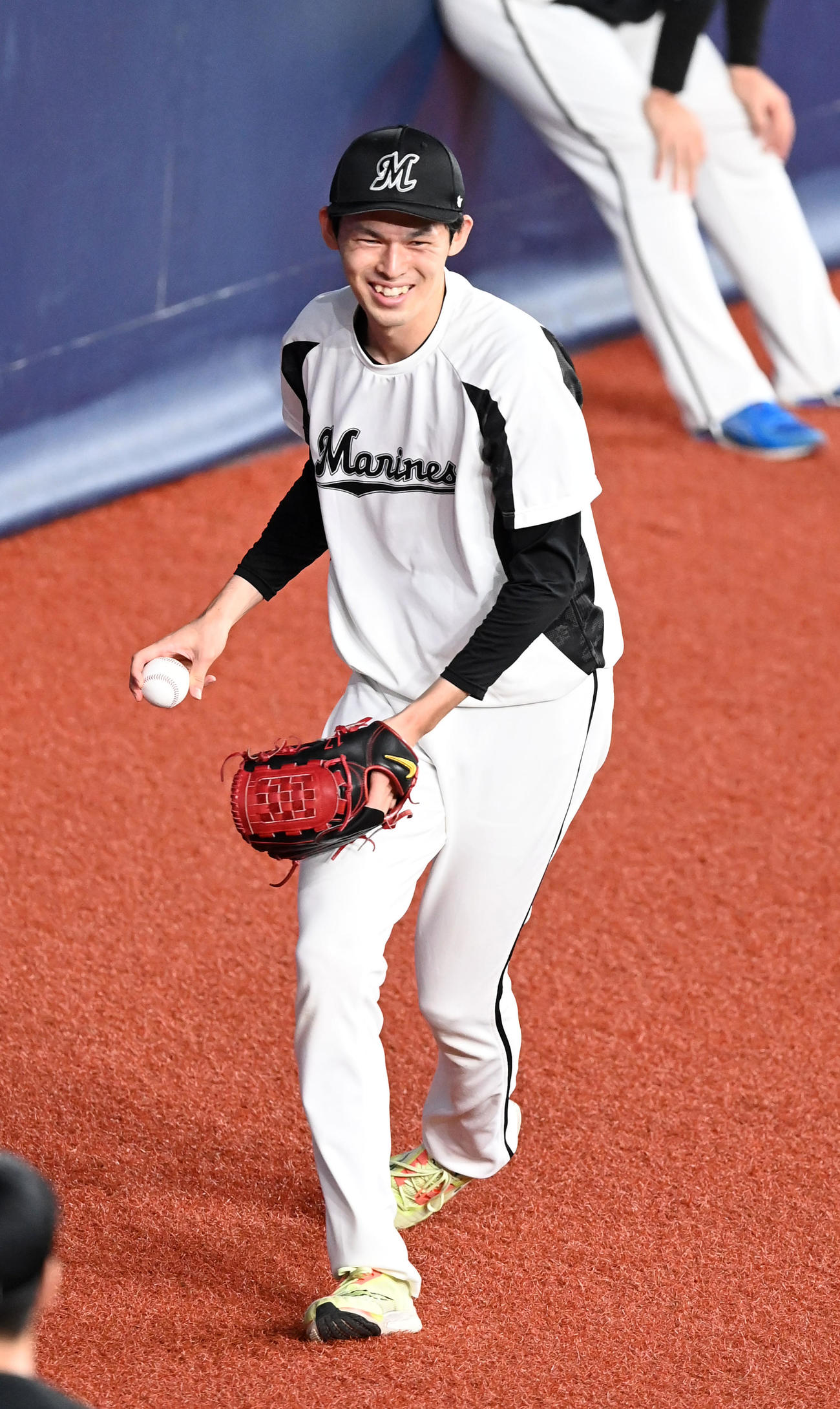 オリックス対ロッテ　笑顔で練習を行う佐々木朗（撮影・前岡正明）