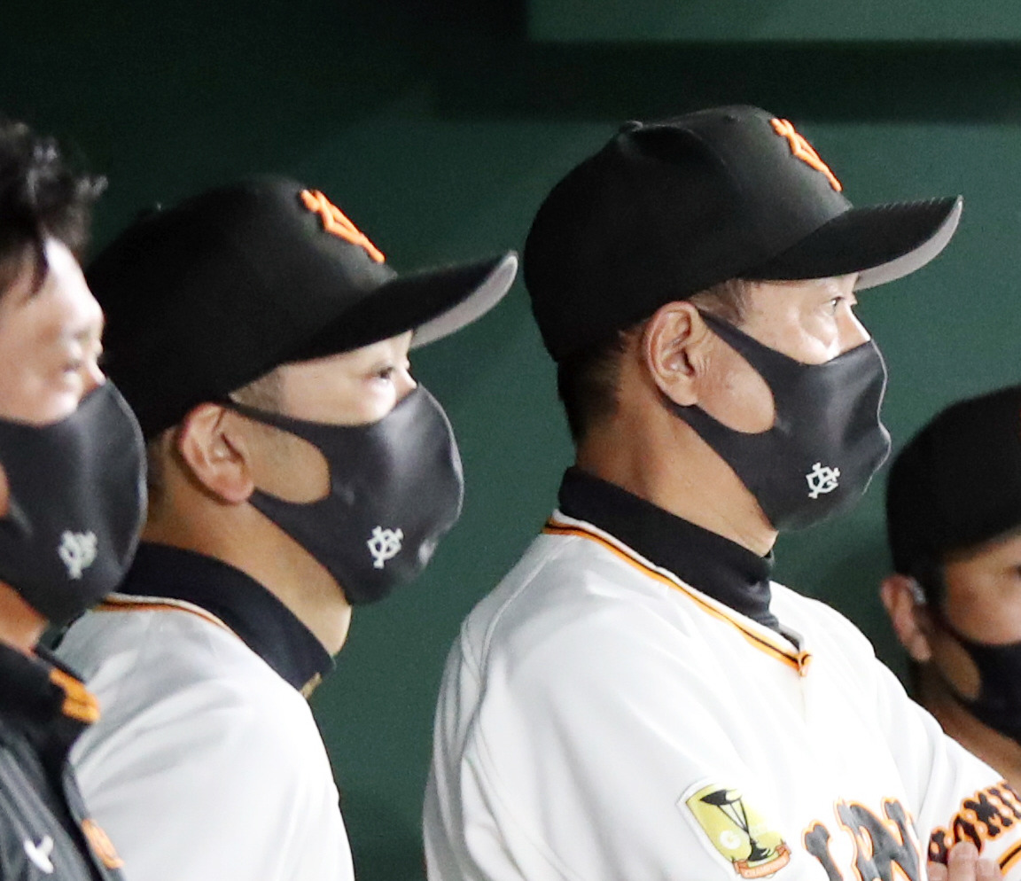 巨人対阪神　7回裏、厳しい表情の原監督（右）。左は阿部作戦コーチ（撮影・狩俣裕三）