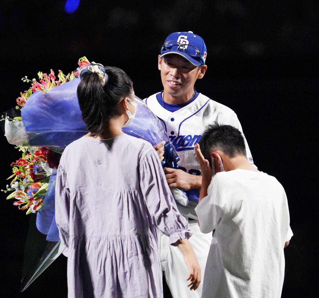 中日対ヤクルト　家族から花束を受け取る山井（撮影・森本幸一）