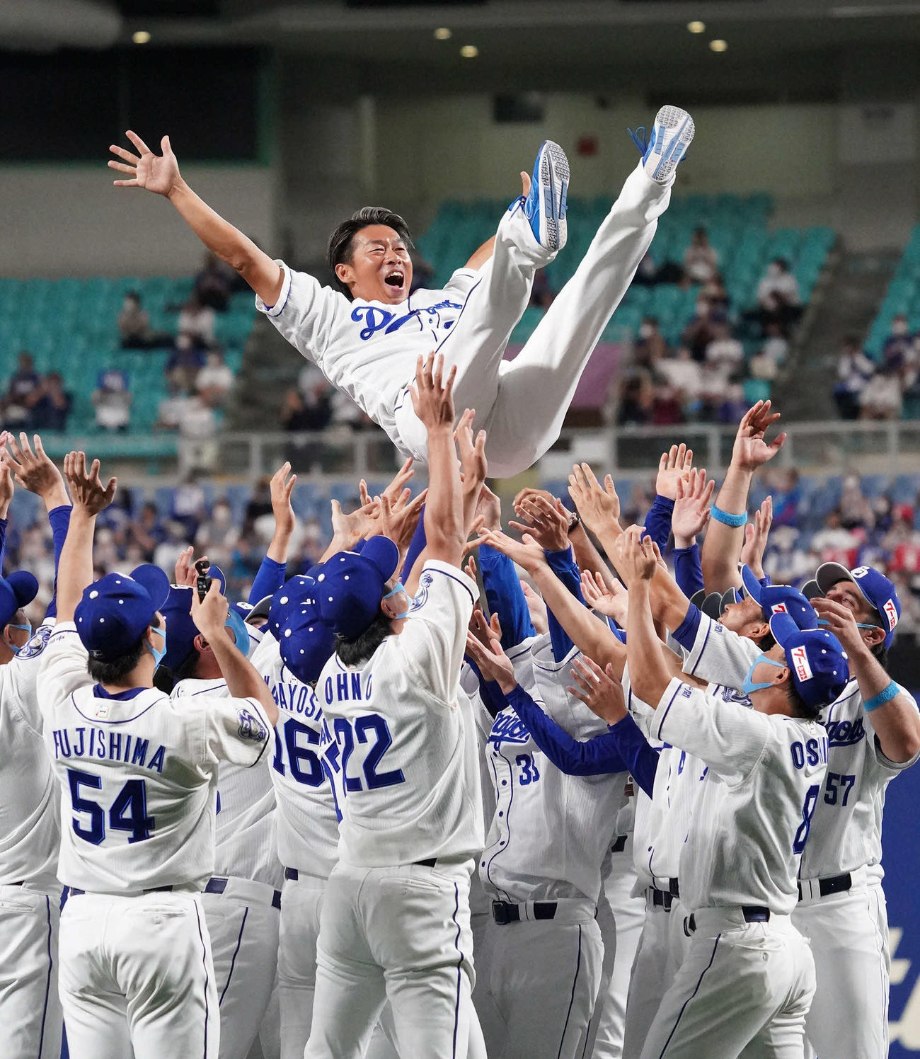 中日対ヤクルト　試合後の引退セレモニーを終え胴上げされる山井（撮影・森本幸一）