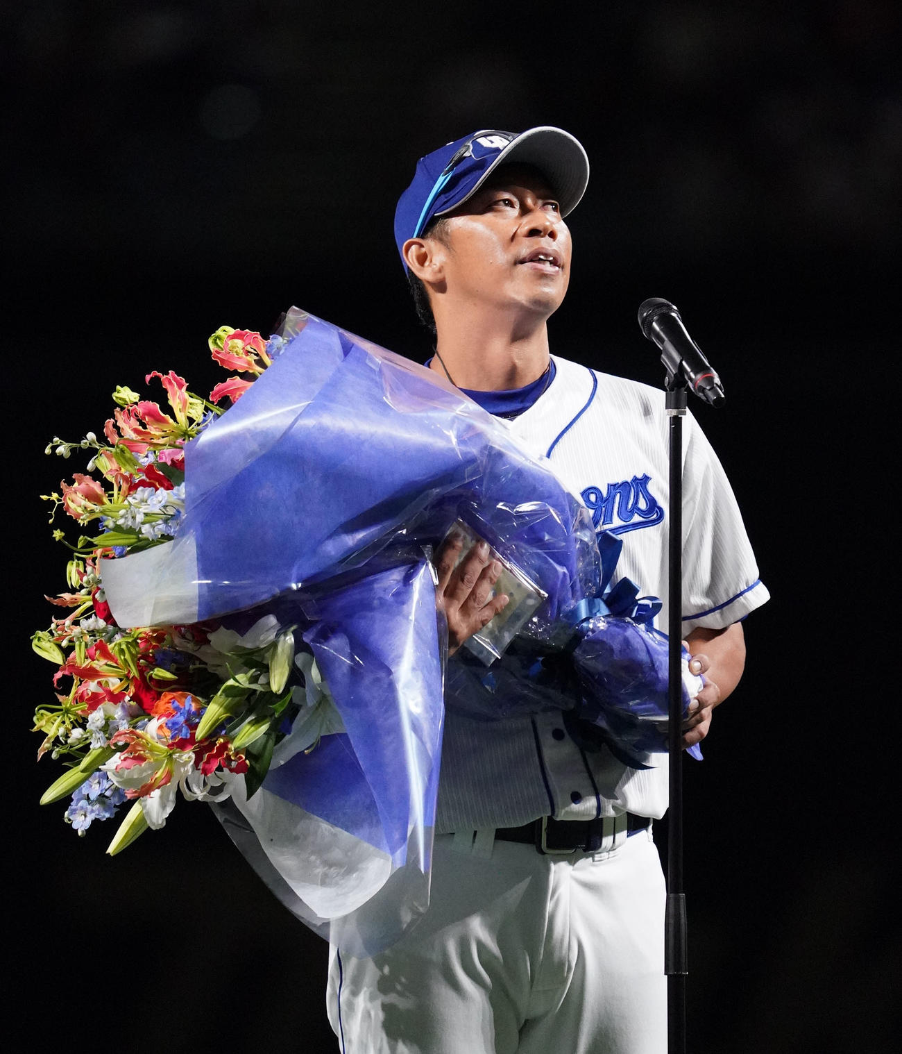 中日対ヤクルト　引退セレモニーであいさつする山井（撮影・森本幸一）