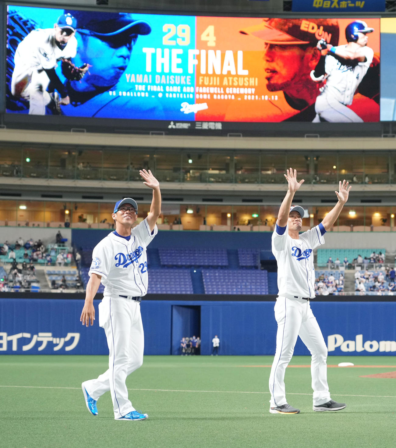 中日対ヤクルト　ファンに手を振りながら場内一周する山井（左）と藤井（撮影・森本幸一）