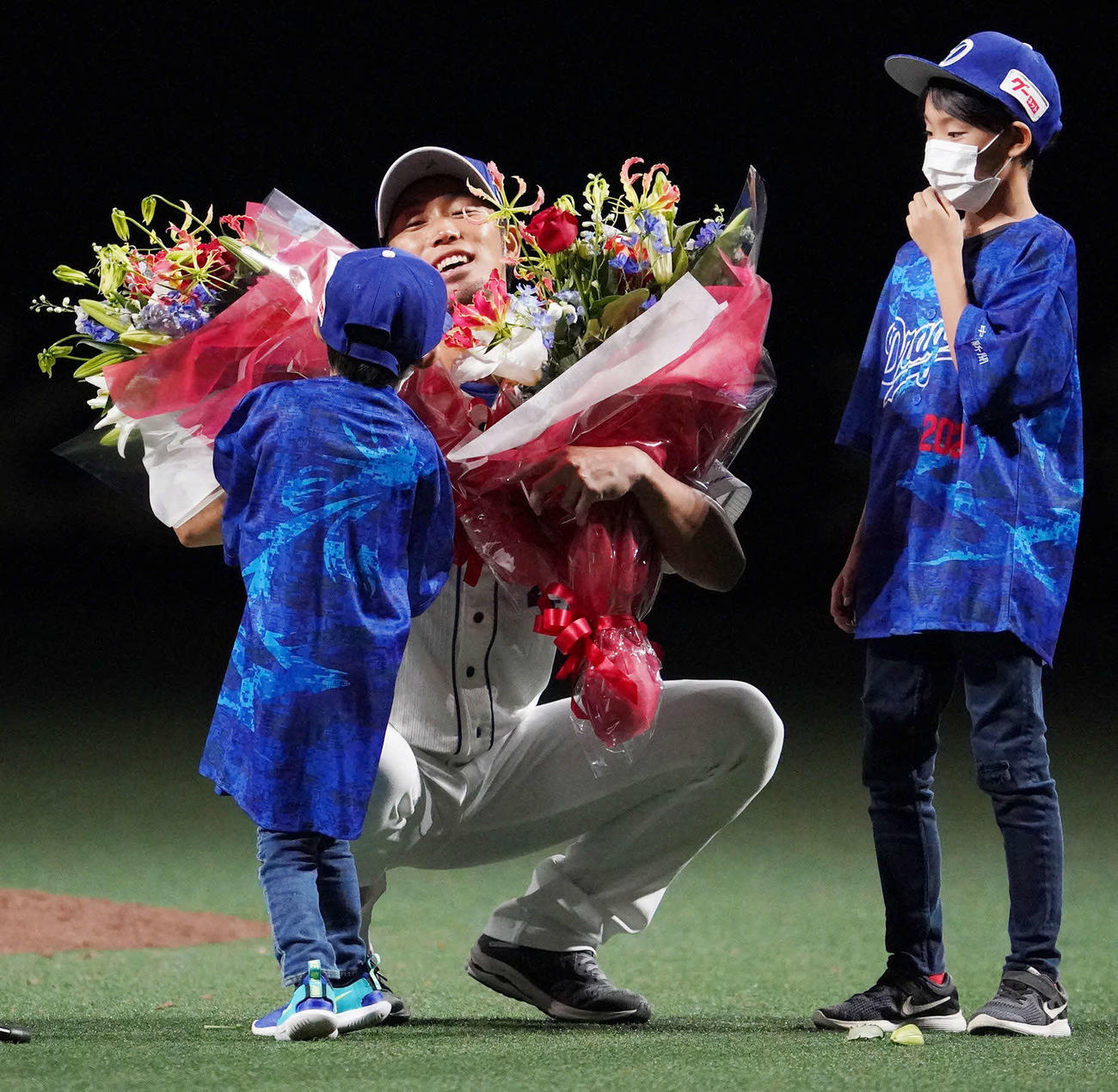 中日対ヤクルト　家族から花束を受け取る藤井（撮影・森本幸一）