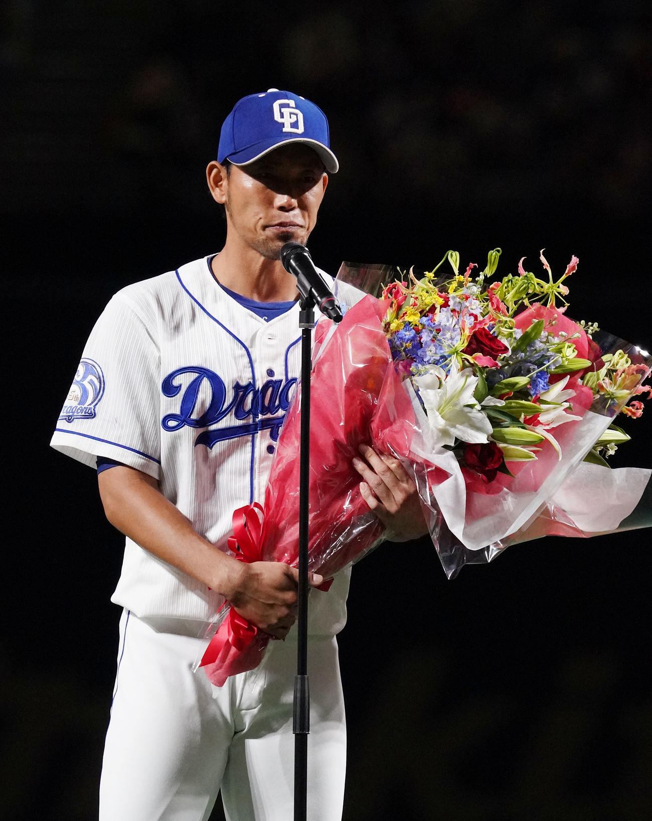 中日対ヤクルト　引退セレモニーであいさつする藤井（撮影・森本幸一）