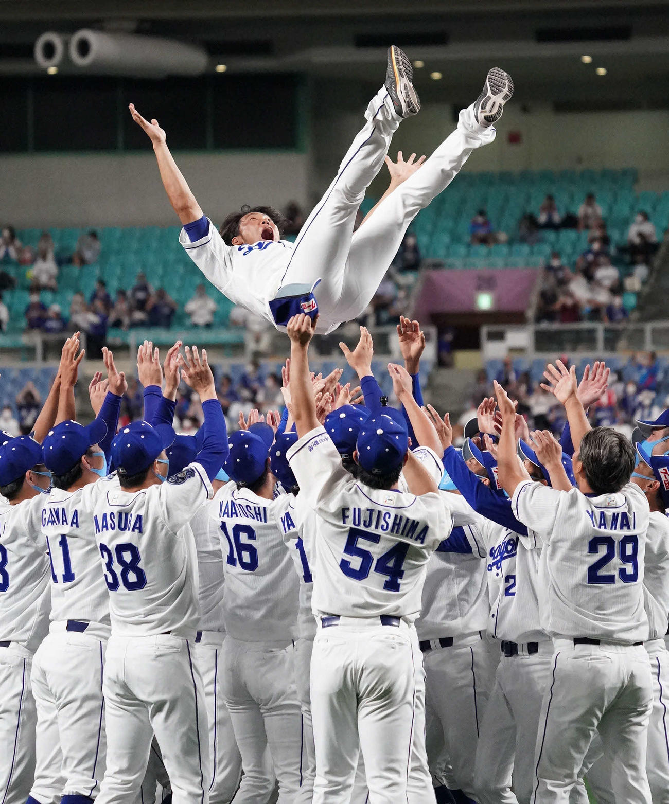 中日対ヤクルト　試合後の引退セレモニーを終え胴上げされる藤井（撮影・森本幸一）