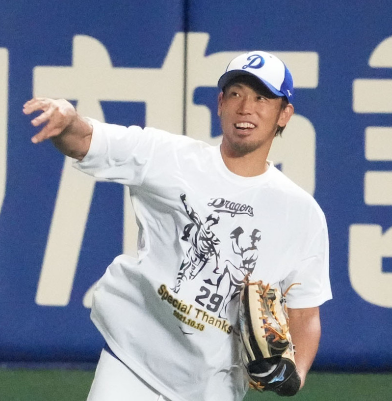 中日対ヤクルト　試合前練習で特製Tシャツを着て練習する藤井（撮影・森本幸一）