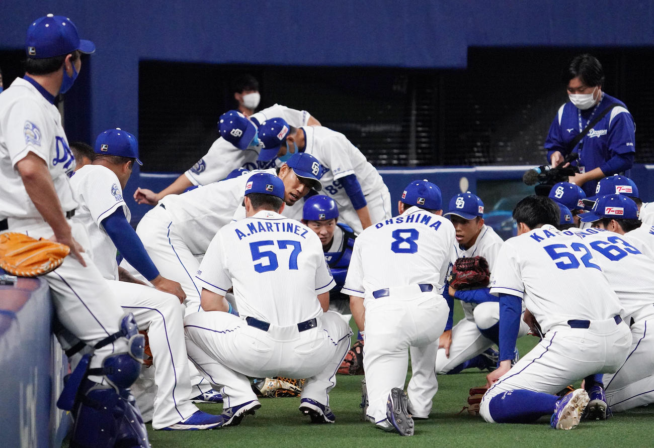 中日対ヤクルト　試合前、ベンチ前円陣で声出しを努める藤井（撮影・森本幸一）