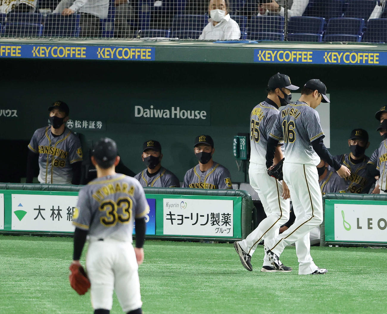 巨人対阪神　2回裏巨人2死三塁、ベンチに下がる西勇（手前右）。左後方は矢野監督（撮影・河野匠）