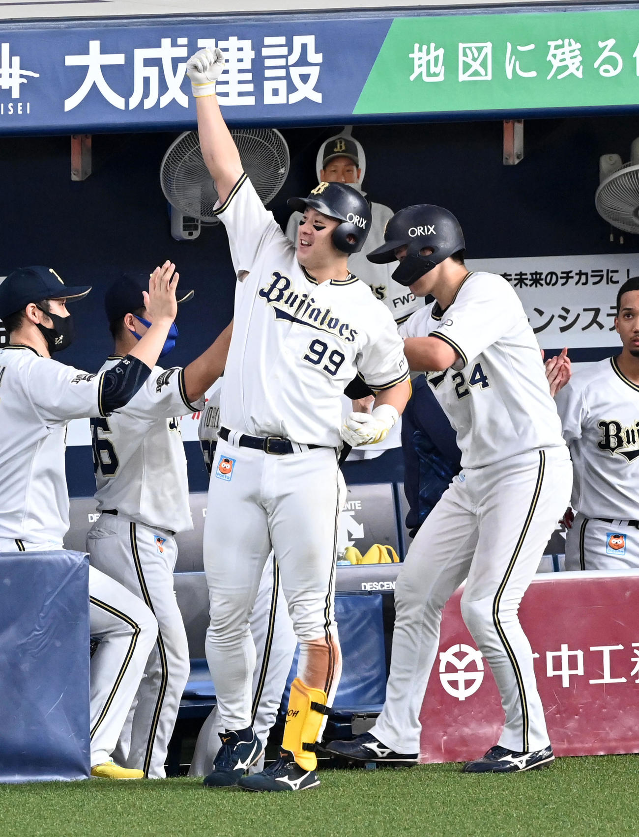 オリックス対ロッテ　9回裏オリックス2死一塁、杉本は右越え2点本塁打を放ち昇天ポーズ（撮影・前岡正明）