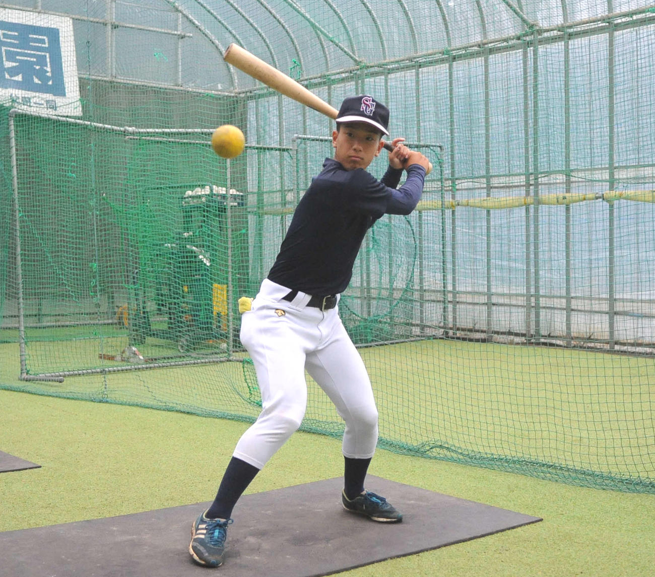 ティー打撃をする関根学園・滝沢