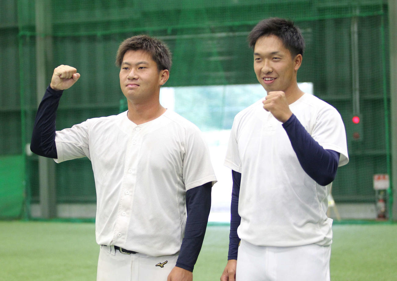 阪神3位指名の桐敷（左）とソフトバンク育成13位指名の佐藤