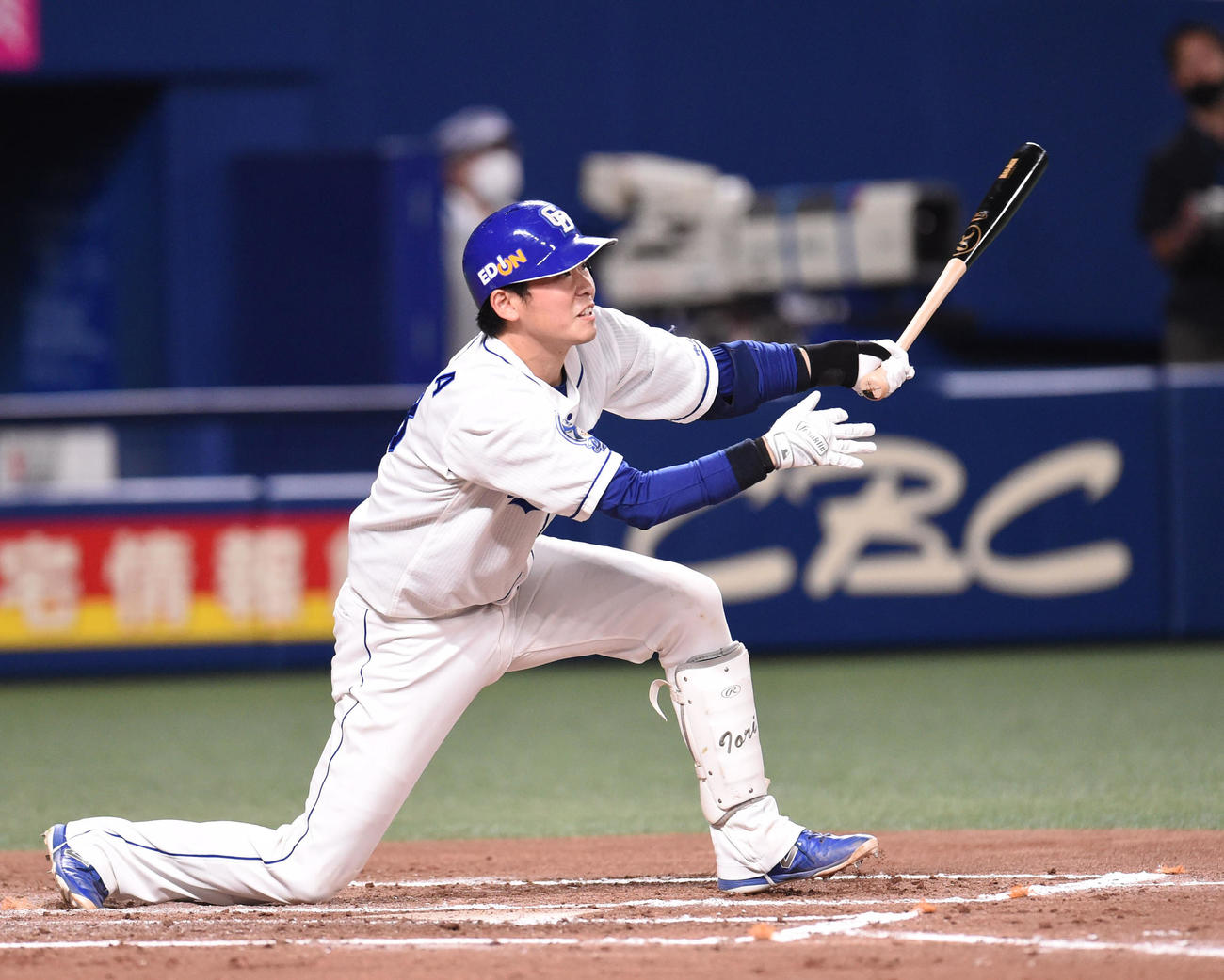 中日対ヤクルト　7回裏中日2死二塁、右適時三塁打を放つ桂（撮影・森本幸一）
