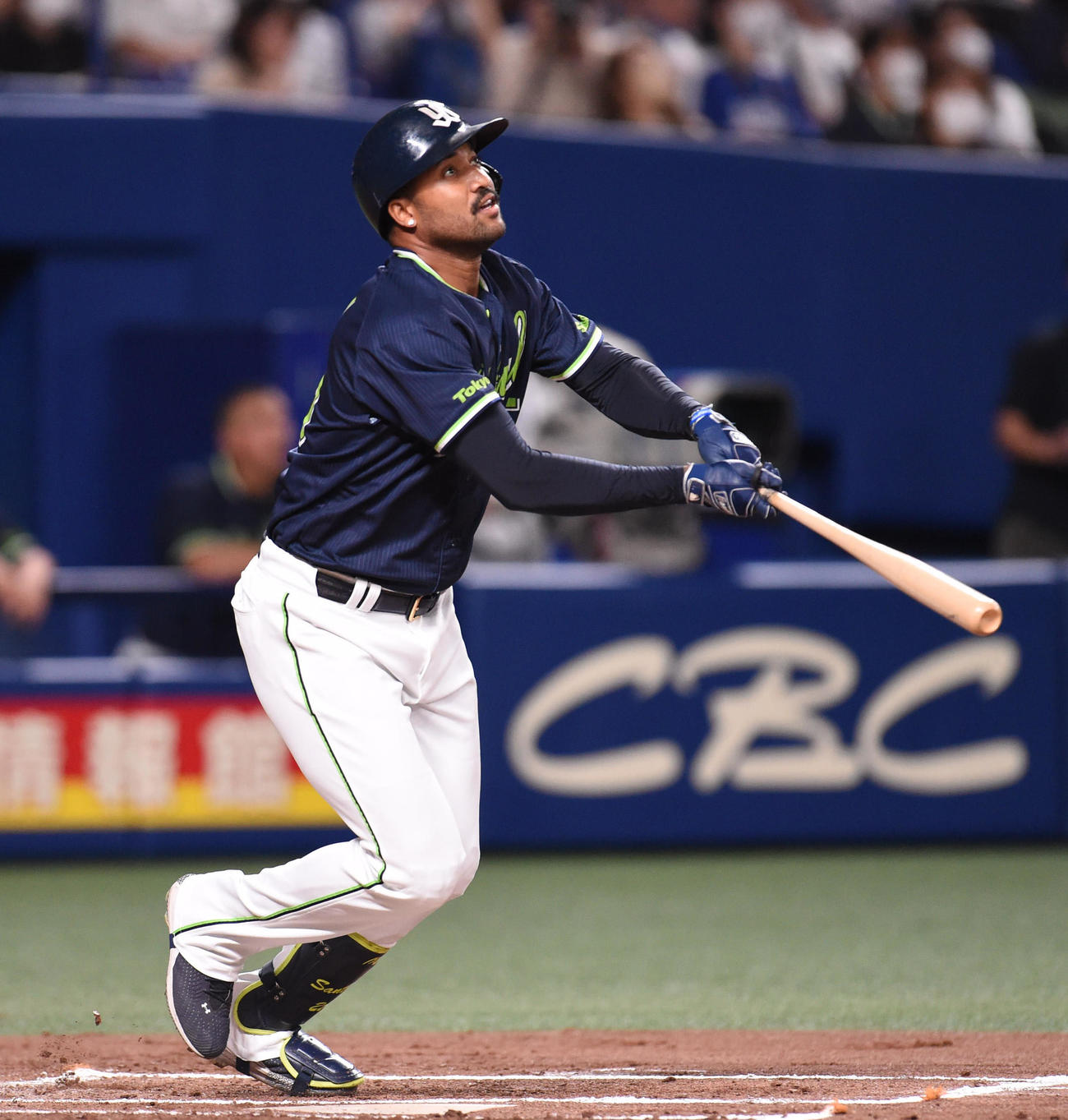 中日対ヤクルト　2回表ヤクルト2死、右越え本塁打を放つサンタナ（撮影・森本幸一）