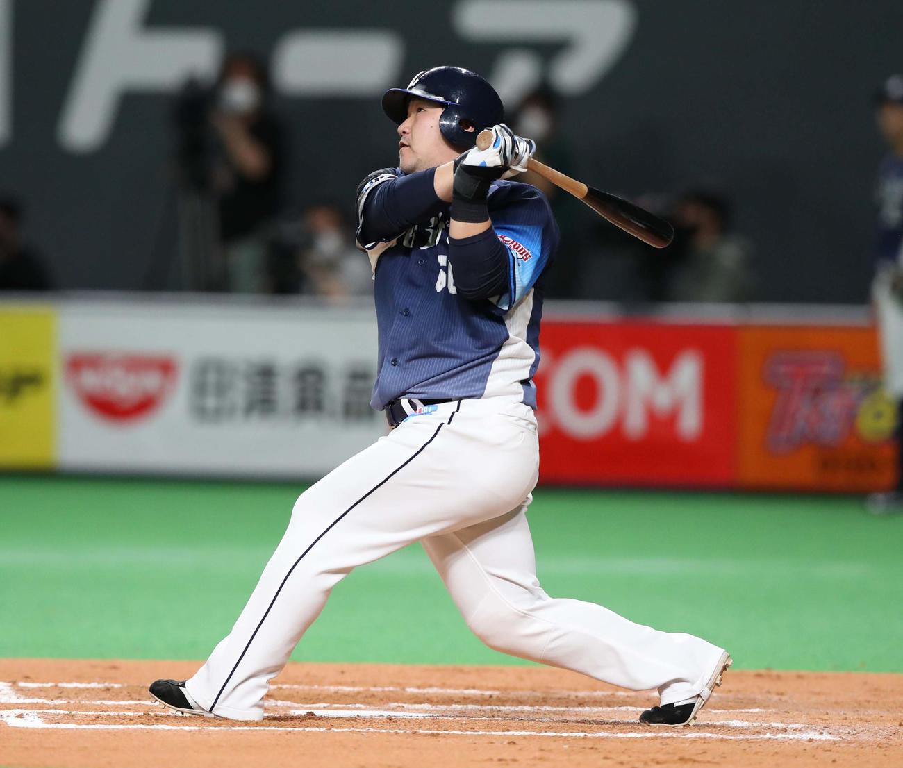 日本ハム対西武　8回表西武2死、左越え本塁打を放つ中村（撮影・黒川智章）