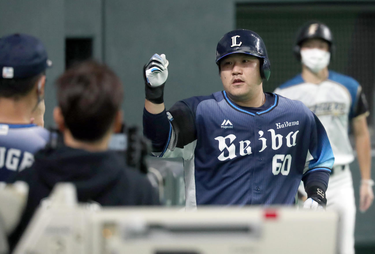日本ハム対西武　8回表西武2死、中村は左越え本塁打を放ちチームメートに出迎えられる（撮影・佐藤翔太）