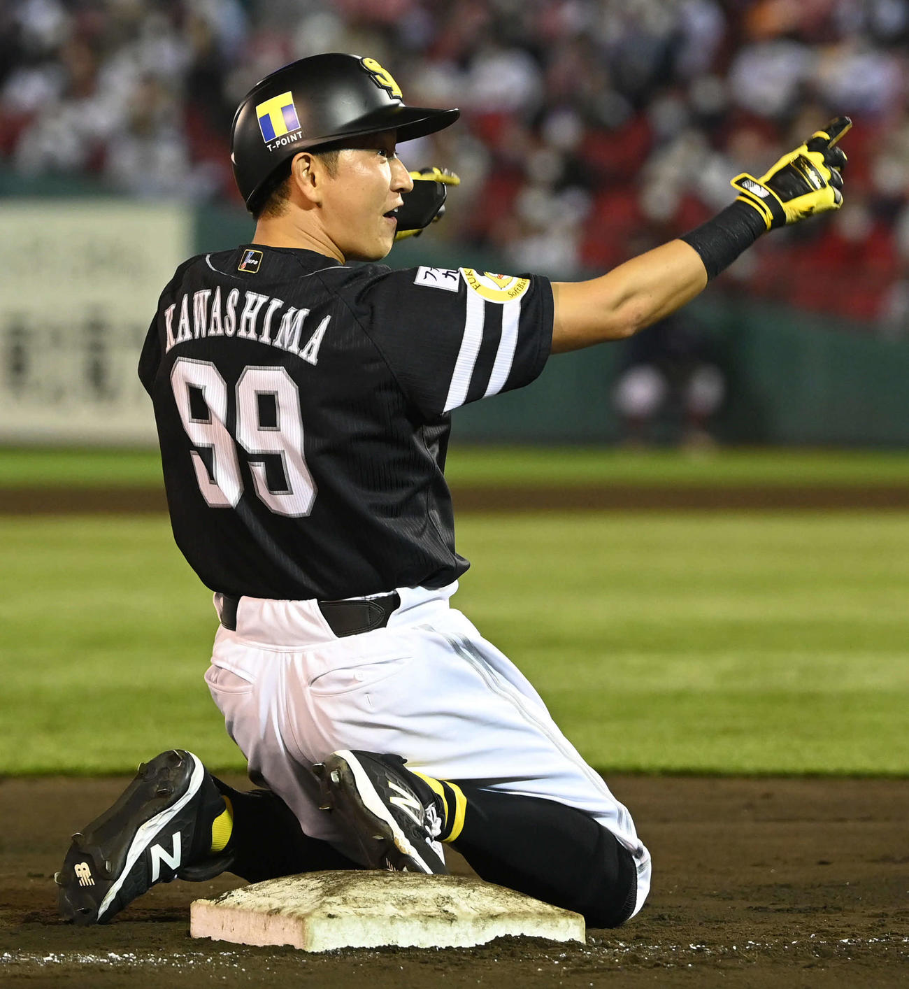 楽天対ソフトバンク　8回表ソフトバンク2死二塁、適時三塁打を放った代打川島はベンチに向かってポーズ（撮影・山崎安昭）